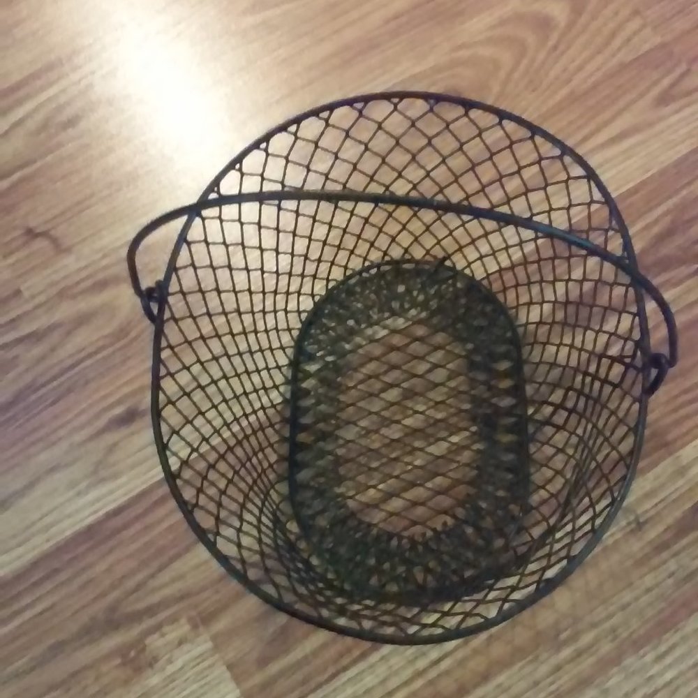 Black Wire Basket With Handle 9 1/2" x 8 1/2"x5"